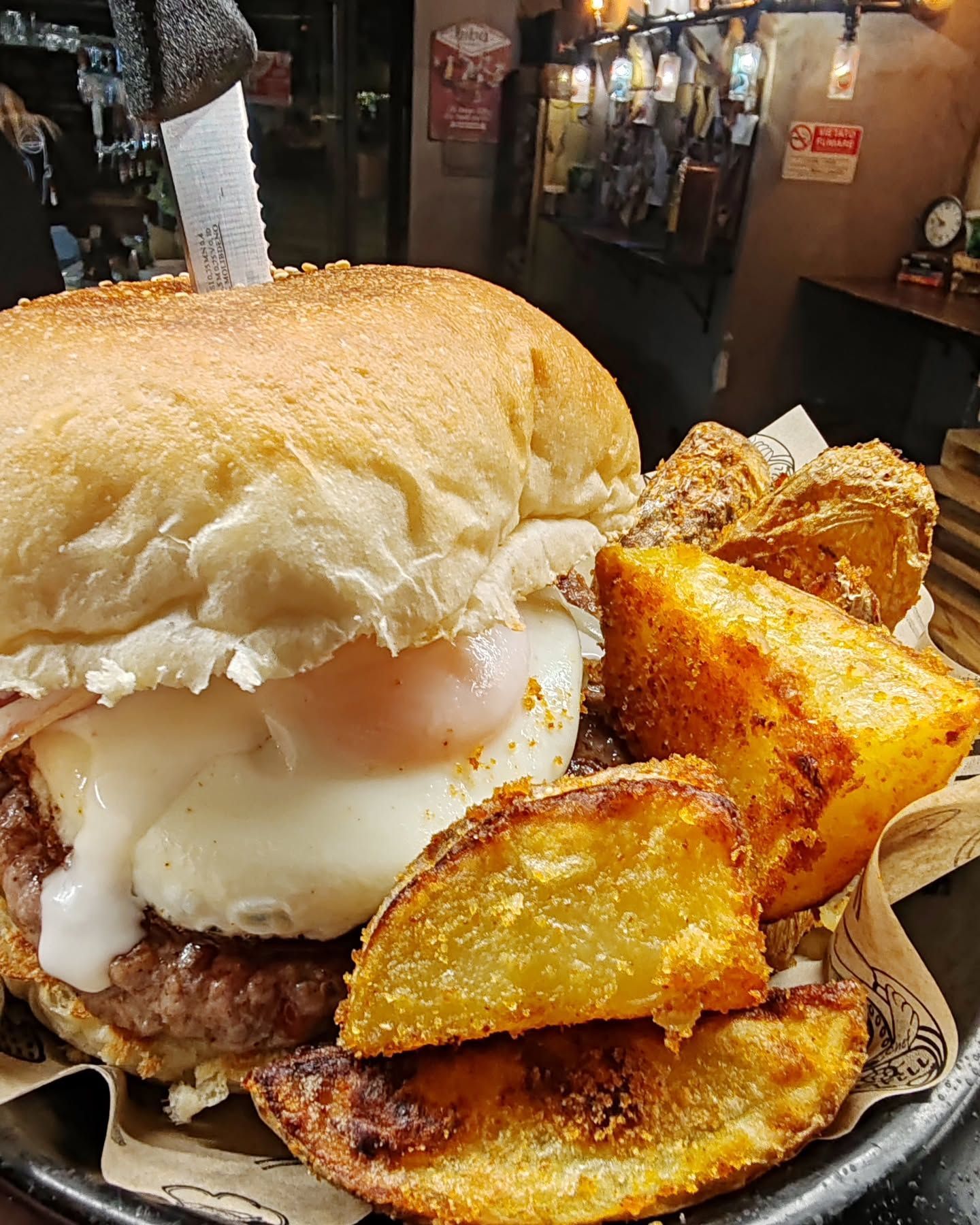 Bun con uova, hamburger e patate