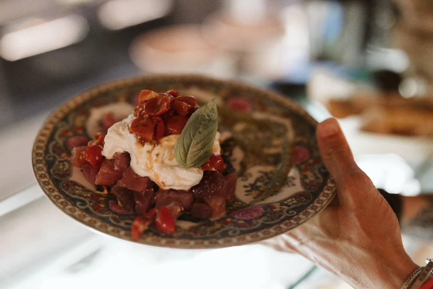 tonno con stracciatella e pomodorini