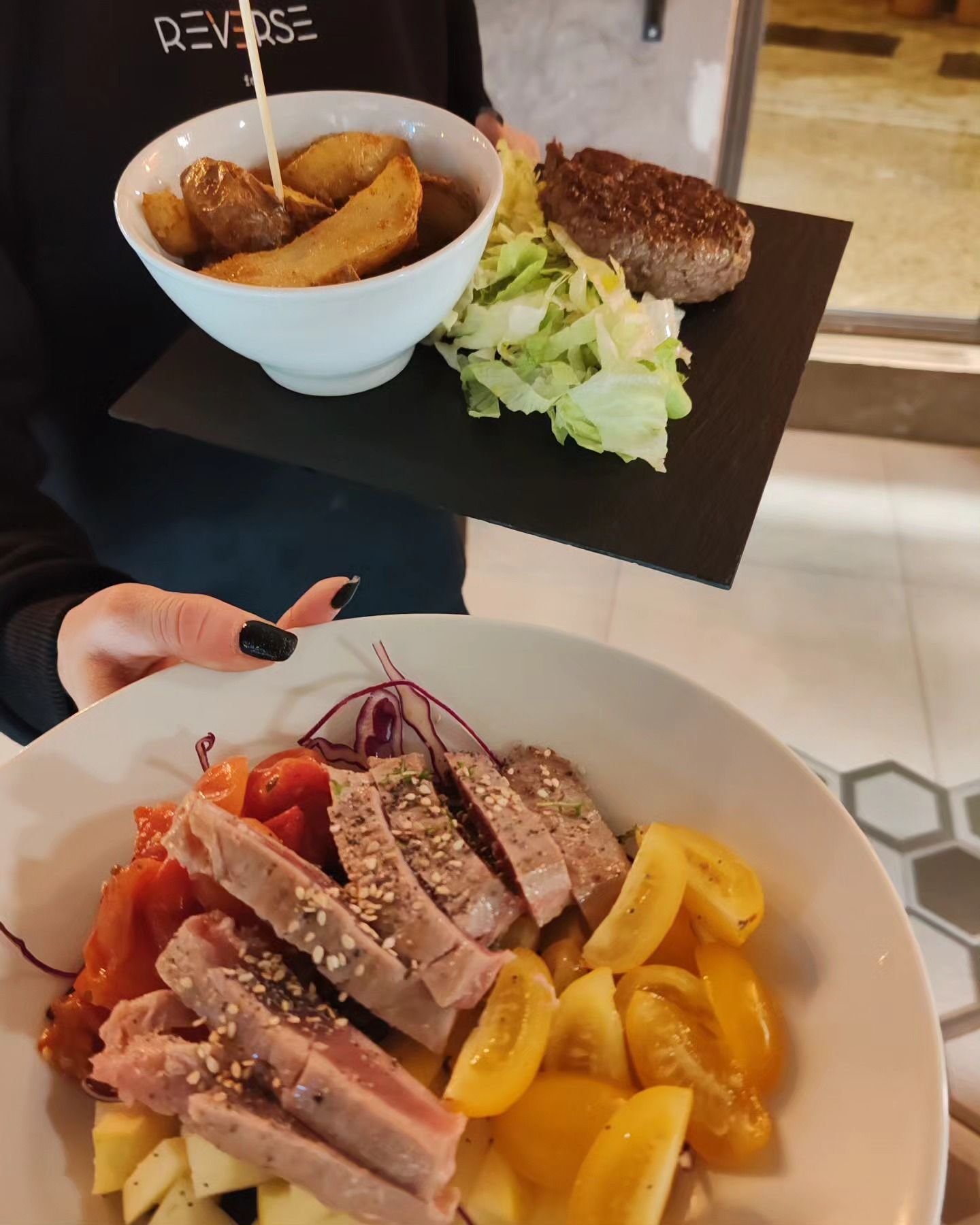 tranci di tonno con sesamo e pomodorini gialli