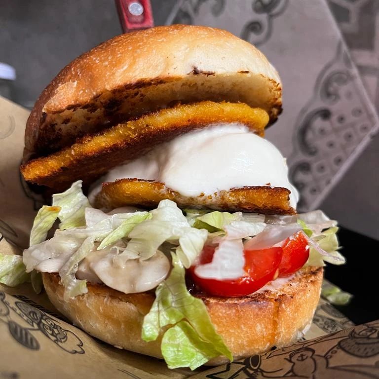 Mayo al Tartufo homemade
 Filetto di pollo impanato
Mozzarella di Bufala
Funghi trifolati al burro
Ciliegino nostrano
Insalata nostrana