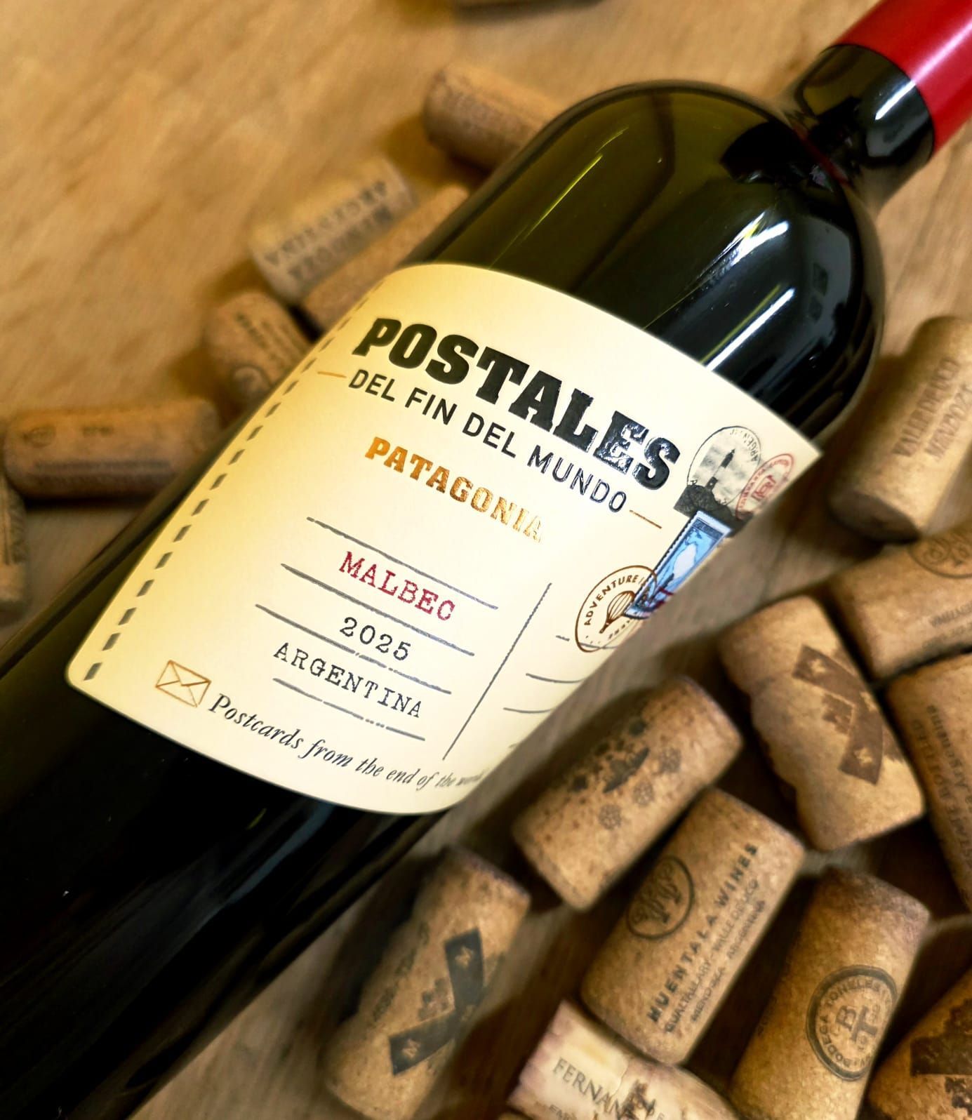 Una botella de vino Postales del Fin del Mundo Malbec