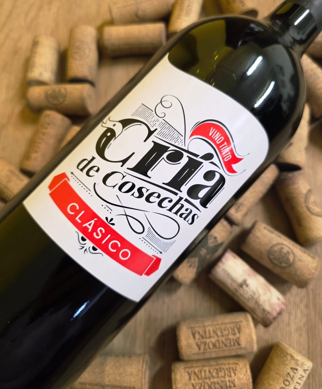 Una botella de vino tinto 