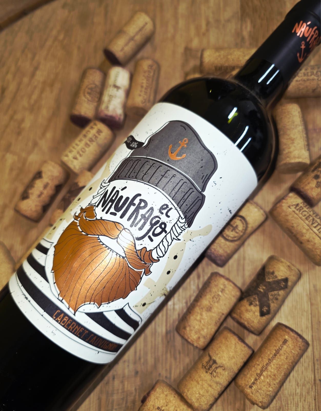 Una botella de vino El Naufrago Cabernet Sauvignon, etiquetada con la ilustración de un marinero barbudo