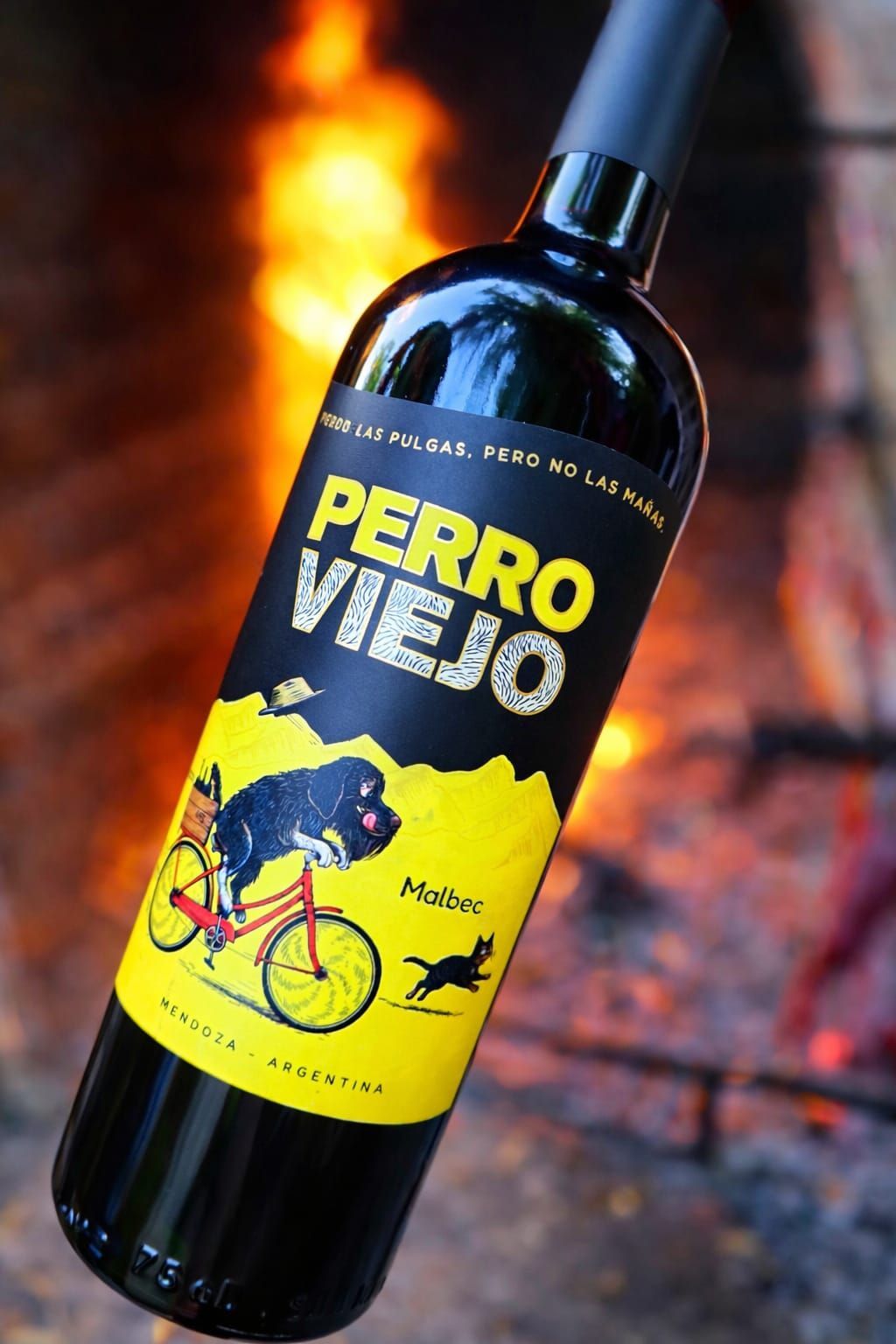 Una botella de vino tinto Perro Viejo con una etiqueta amarilla