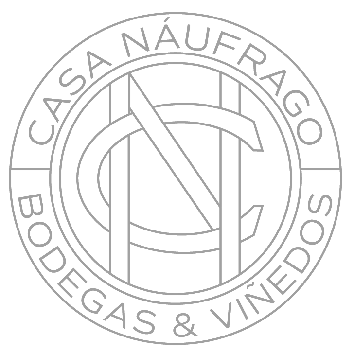 Logotipo de Casa Náufrago Bodegas & Viñedos: un diseño circular en color gris con texto y letras entrelazadas 