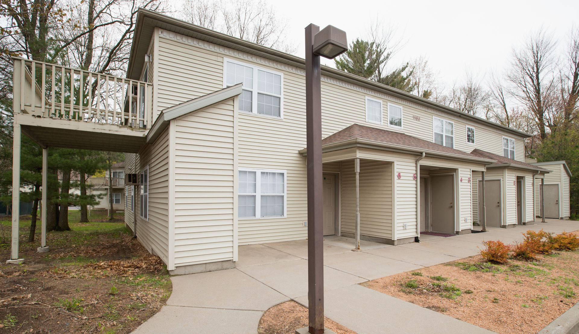 A large apartment building with a parking lot in front of it