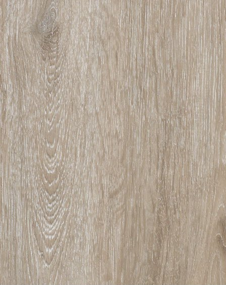 Un primo piano di un pavimento in legno con venature e texture.