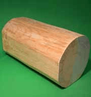 Un cilindro di legno è appoggiato su un tavolo verde.
