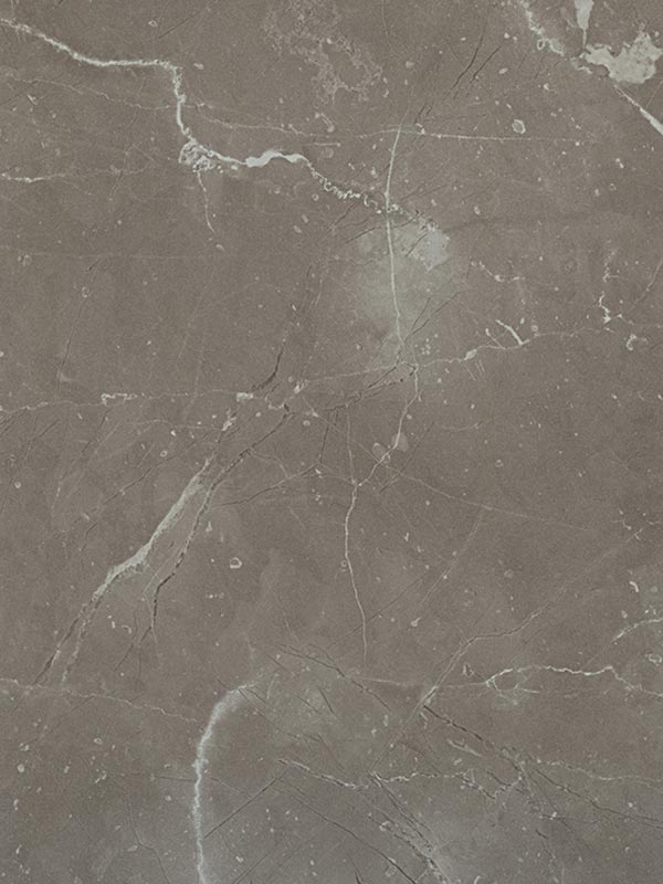 Primo piano di una piastrella di marmo grigio con una texture marmorea.