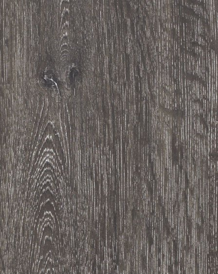 Primo piano di un pavimento in legno con venature.