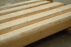 Un primo piano di un pallet di legno con molto legno sopra.