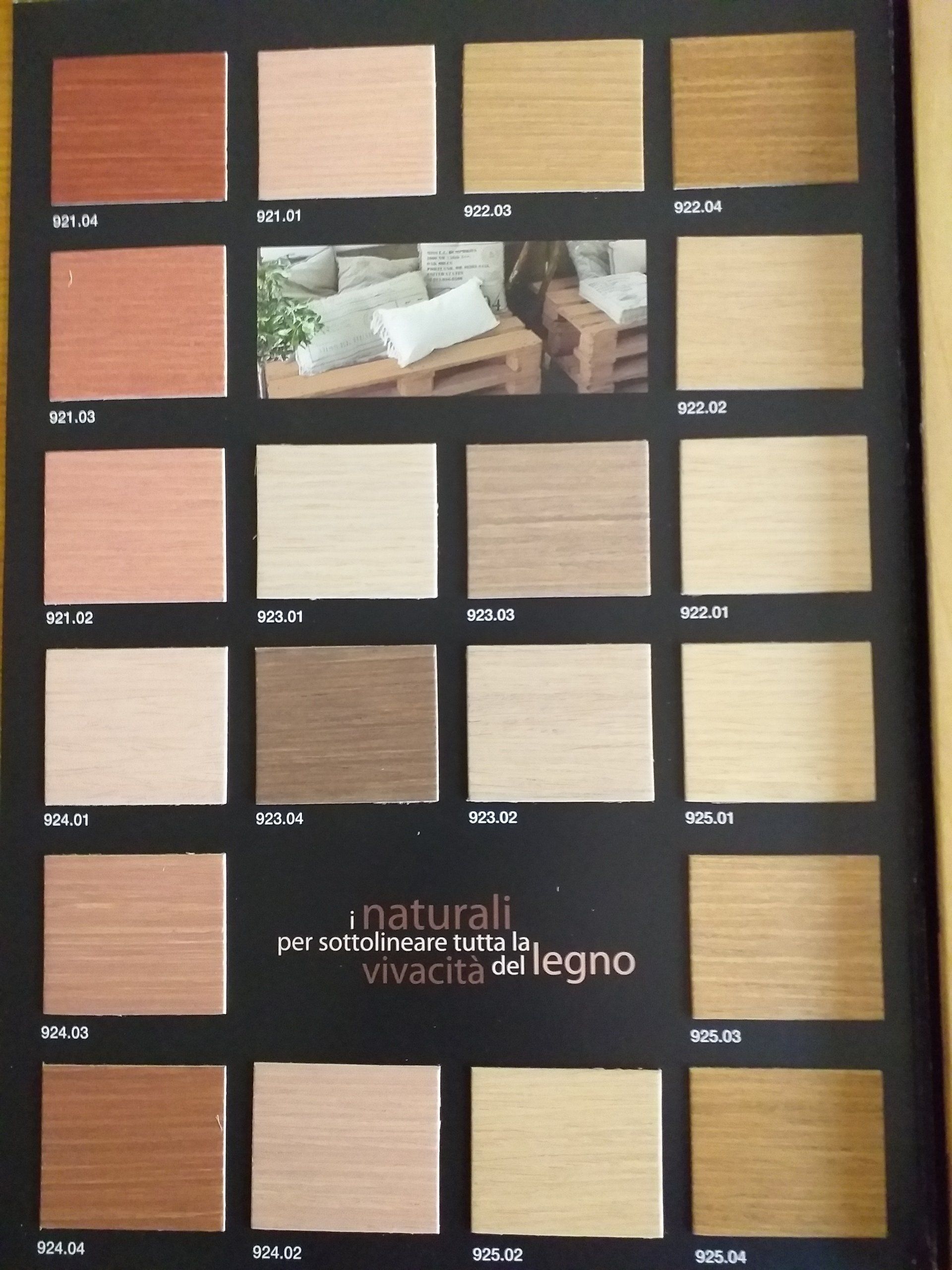 Un'esposizione di diverse tonalità di legno con la scritta