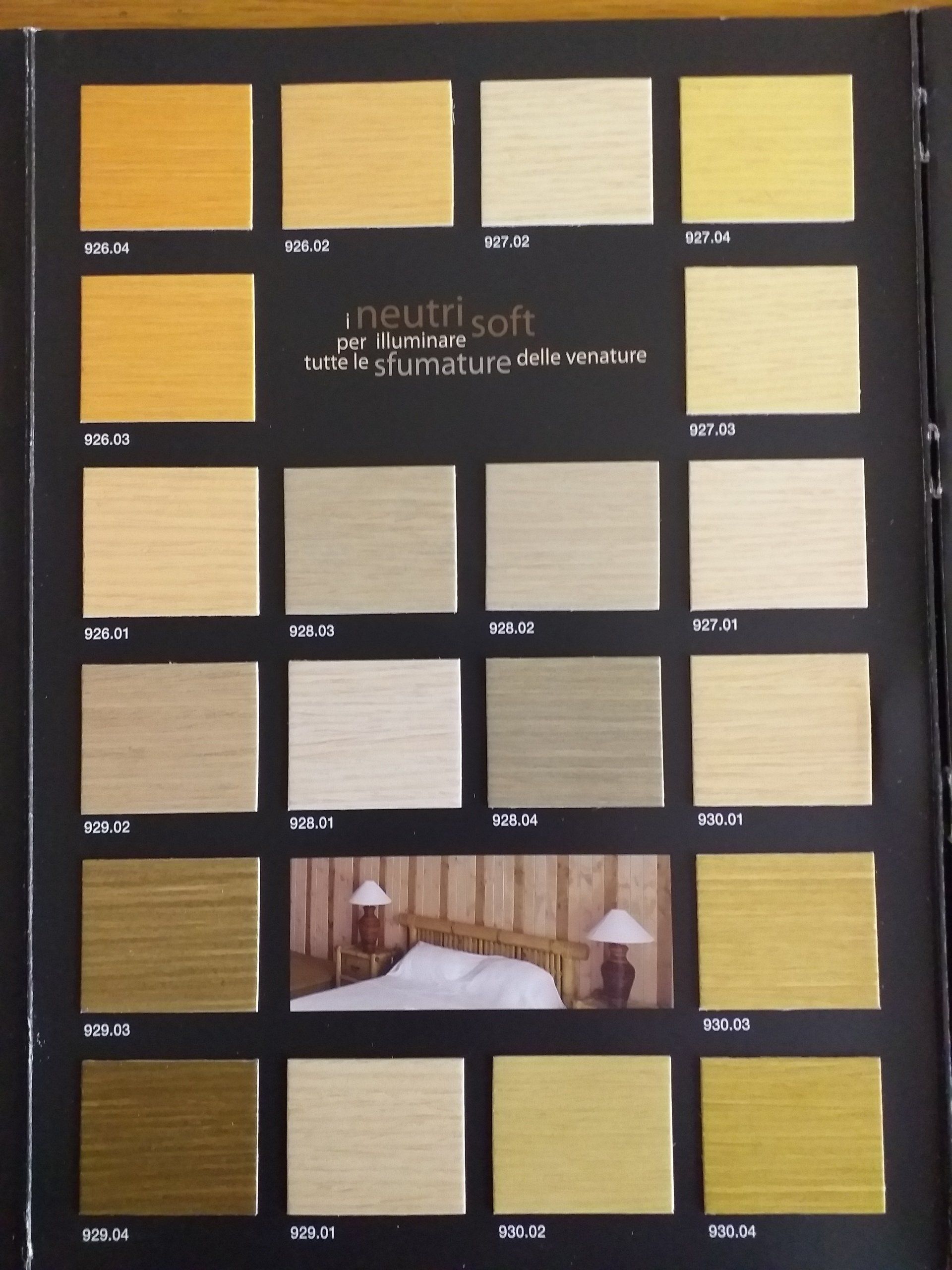 Un libro è aperto a una pagina che dice neutro morbido