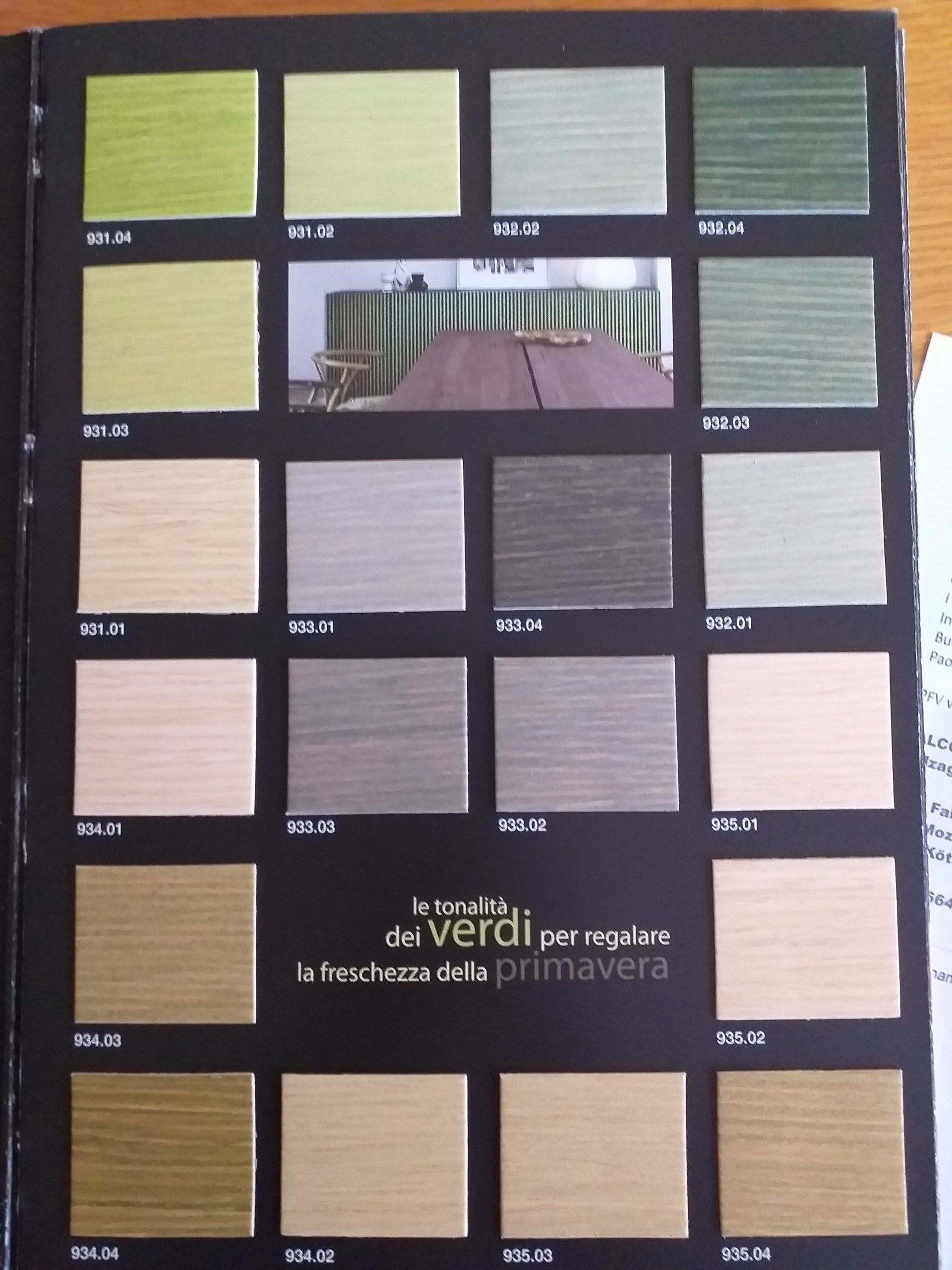 Un libro è aperto a una pagina che dice primavera