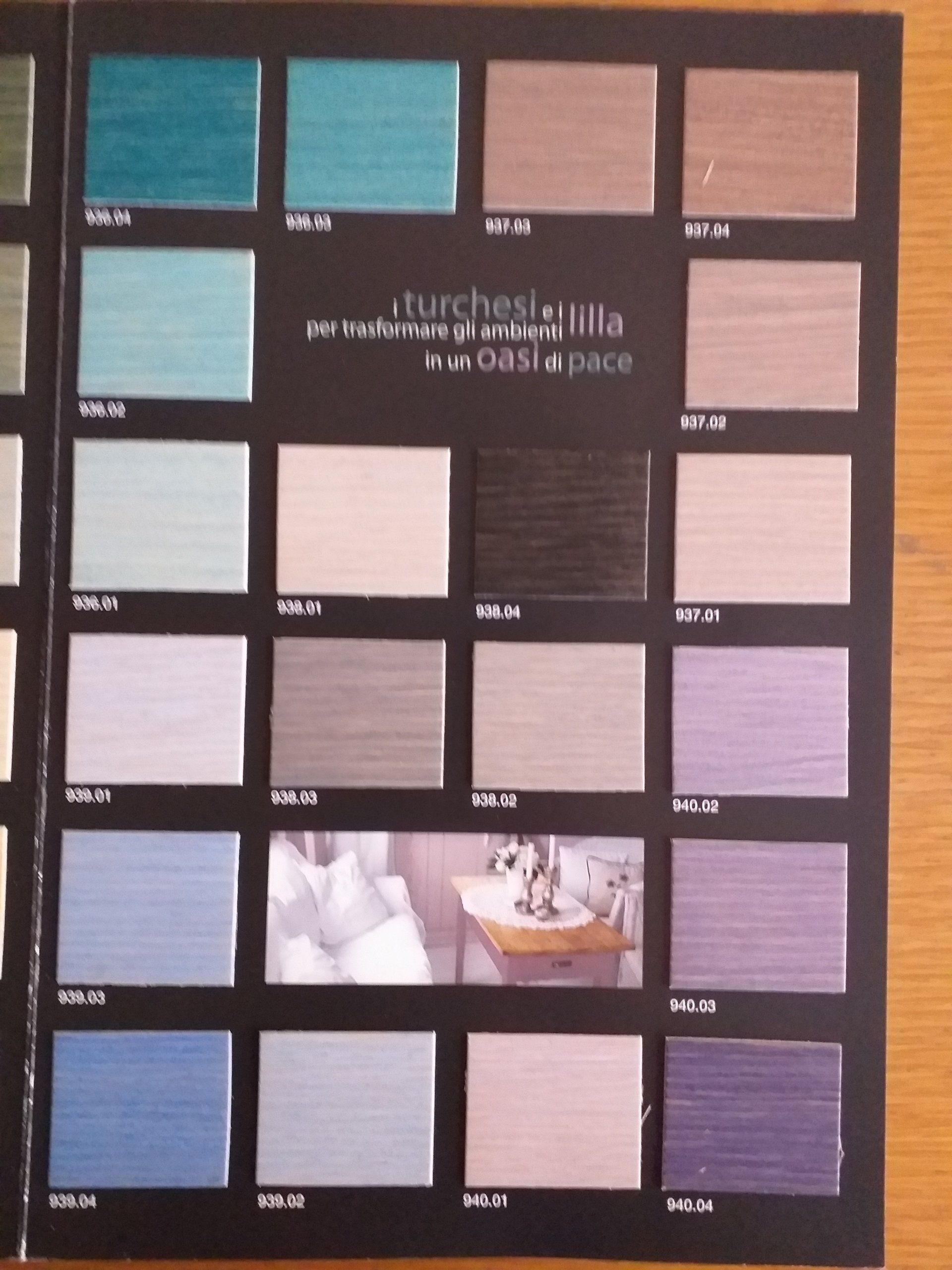 Un libro è aperto a una pagina che ha l'immagine di un lavandino