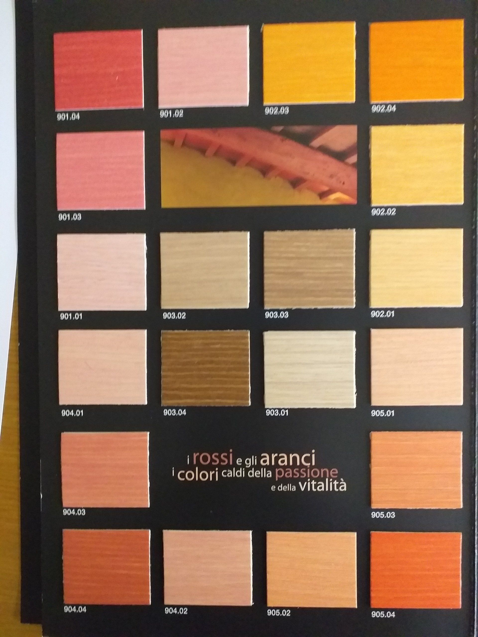 Una mostra di diverse tonalità di arancione e rosa