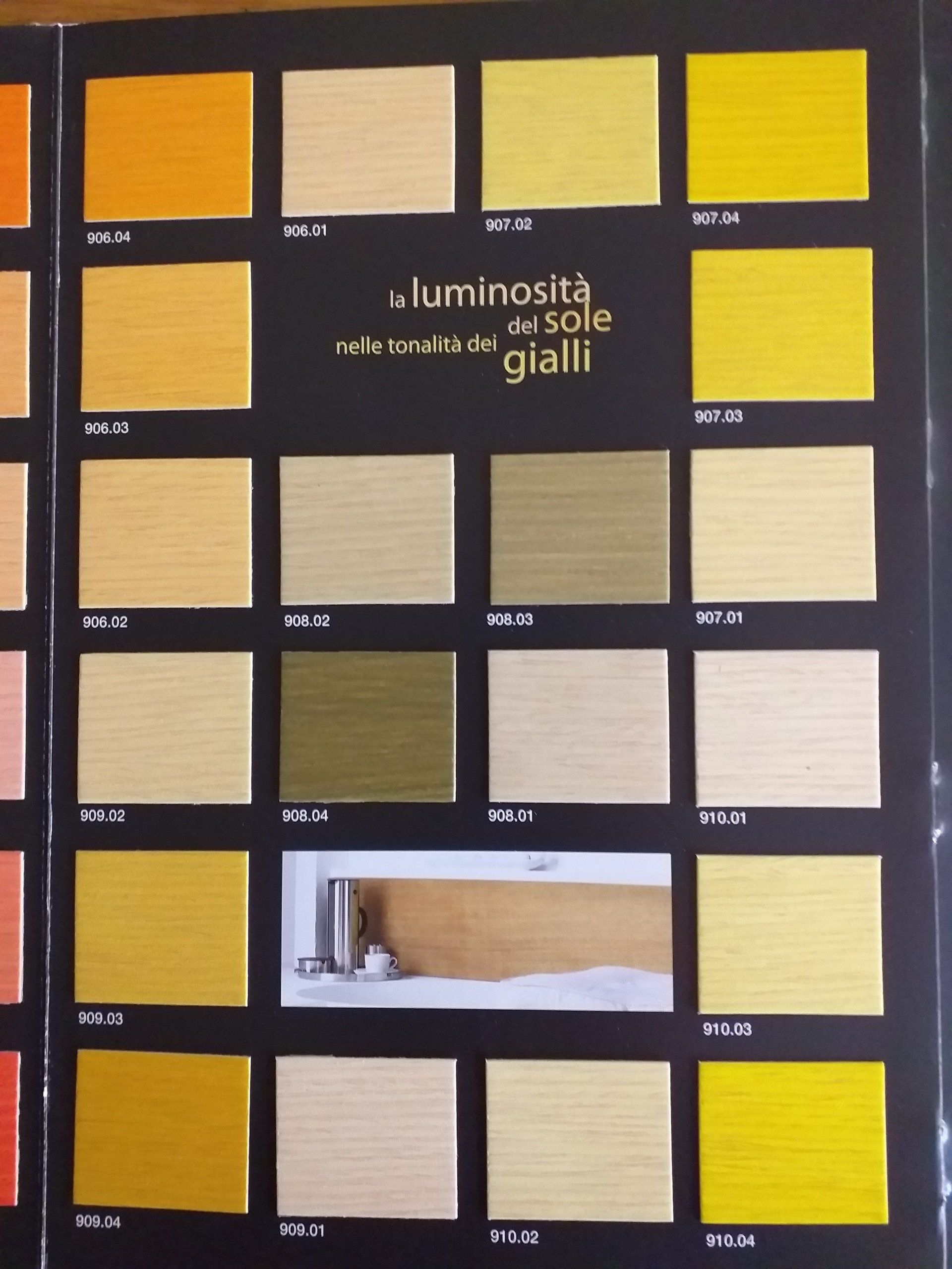 Una mostra di diverse tonalità di giallo e arancione