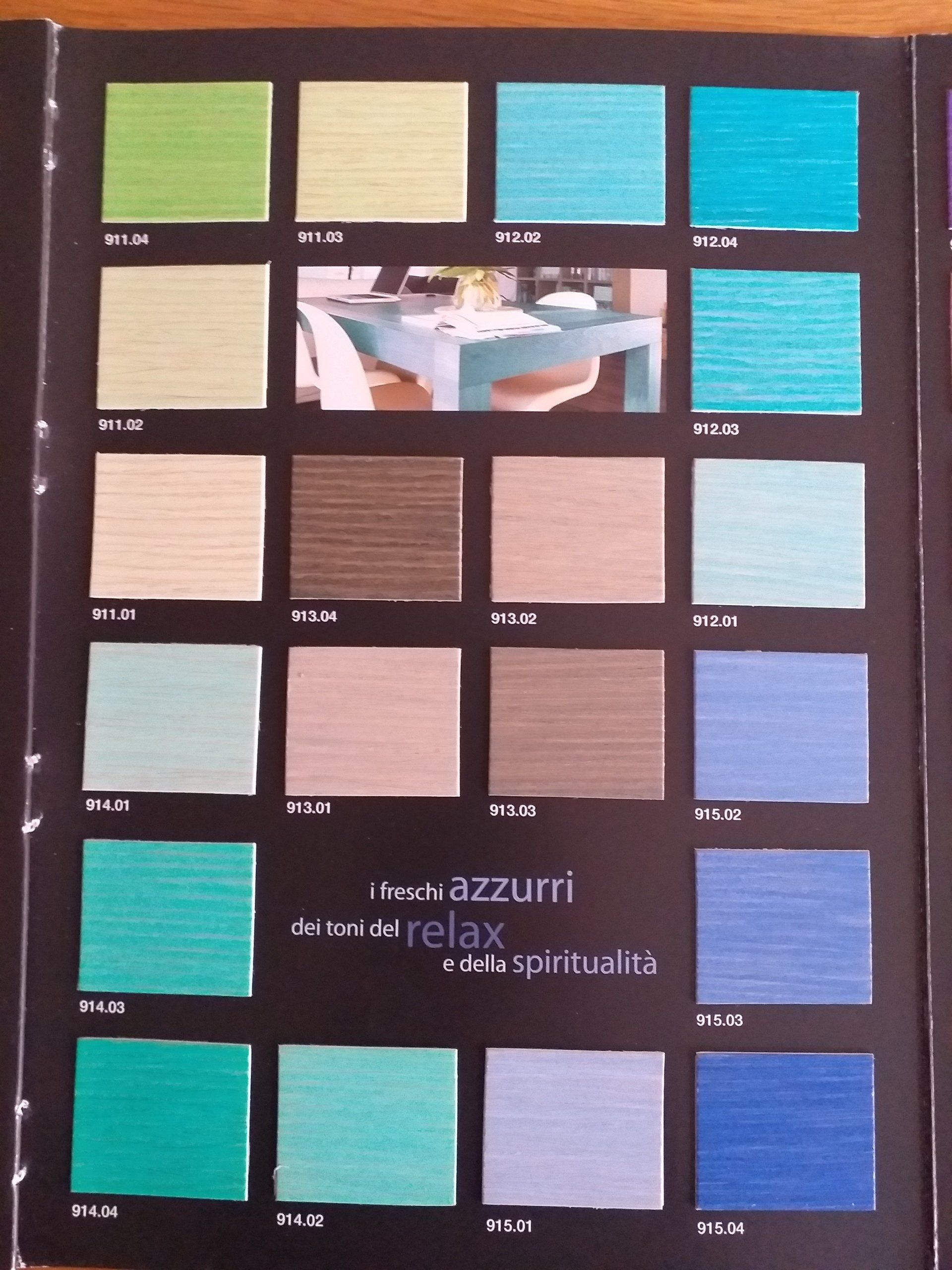 Un libro è aperto a una pagina che dice che gli azzurri si rilassano