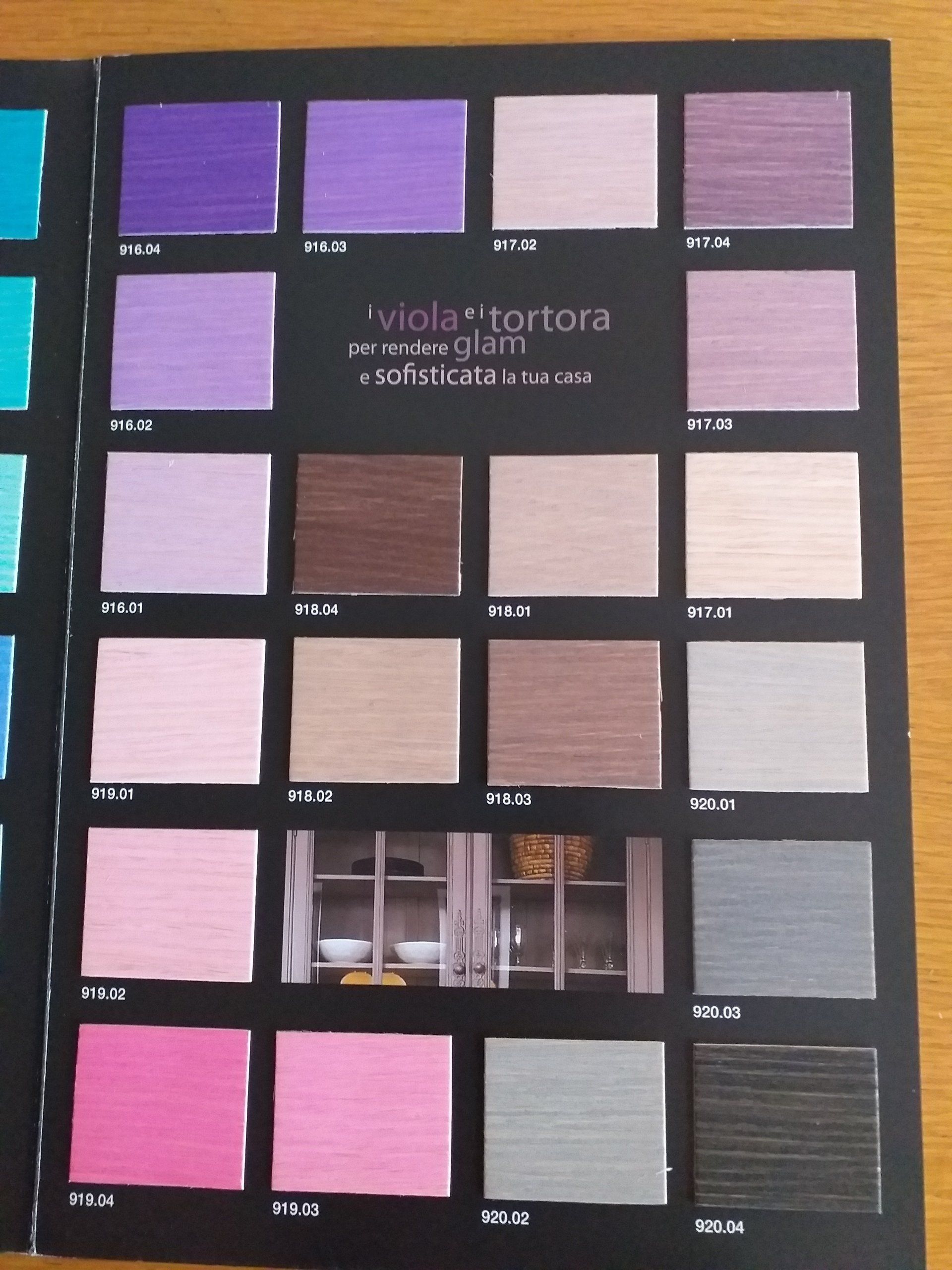 Un foglio di carta con quadrati viola e rosa sopra