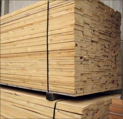 Una pila di assi di legno appoggiate una sopra l'altra