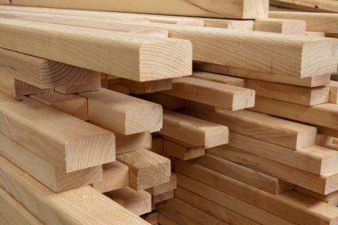 Una pila di travi di legno accatastate l'una sull'altra.