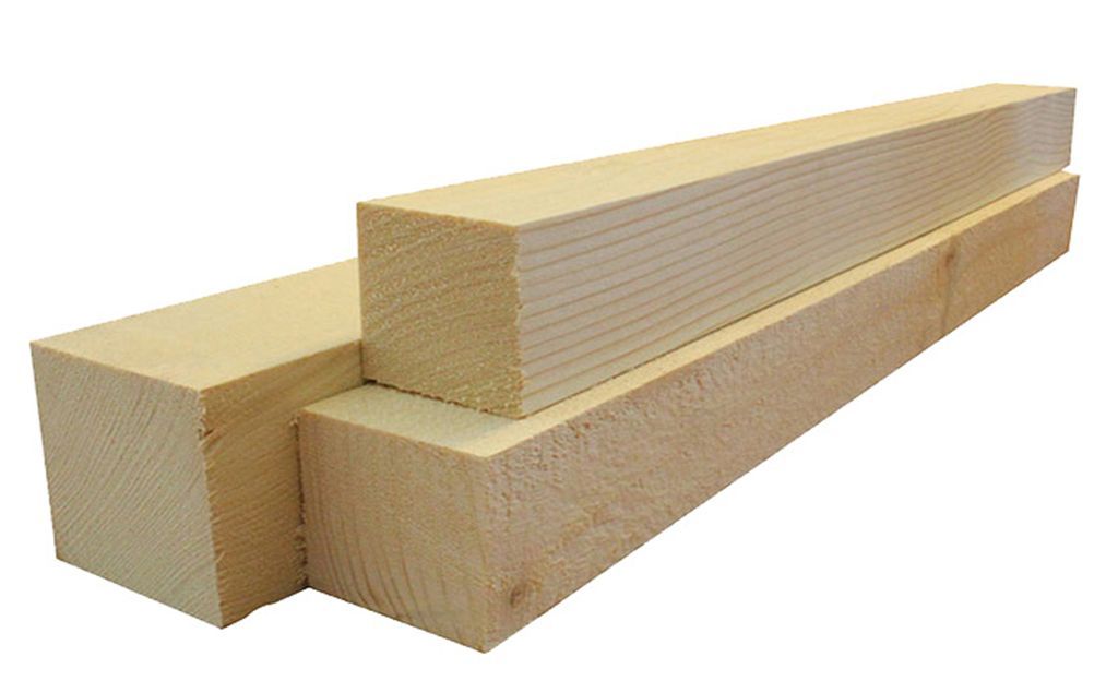 Tre pezzi di legno sono accatastati uno sopra l'altro su uno sfondo bianco
