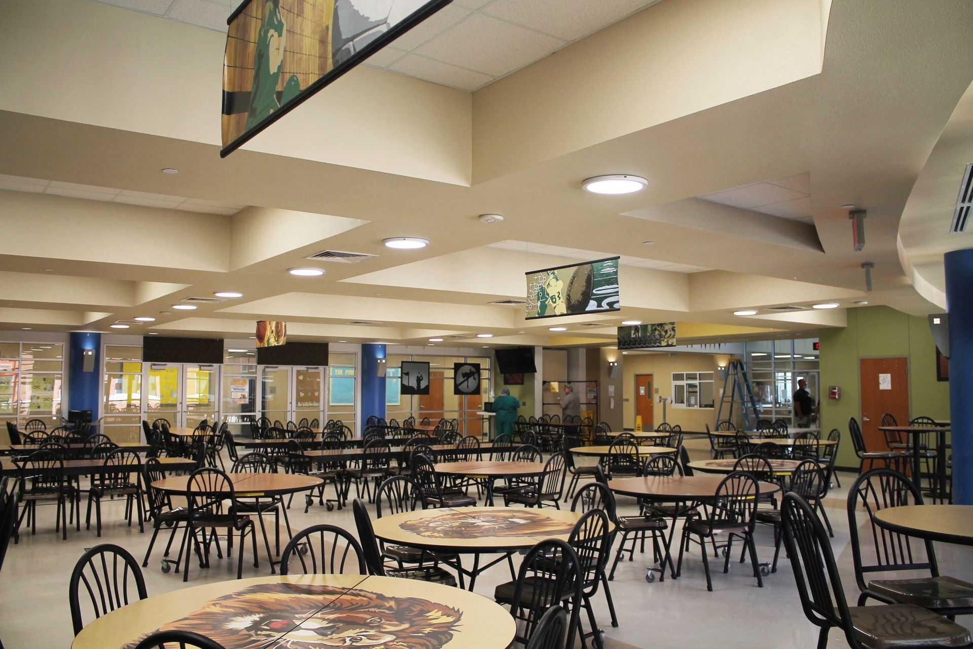 A large dining room with lots of tables and chairs