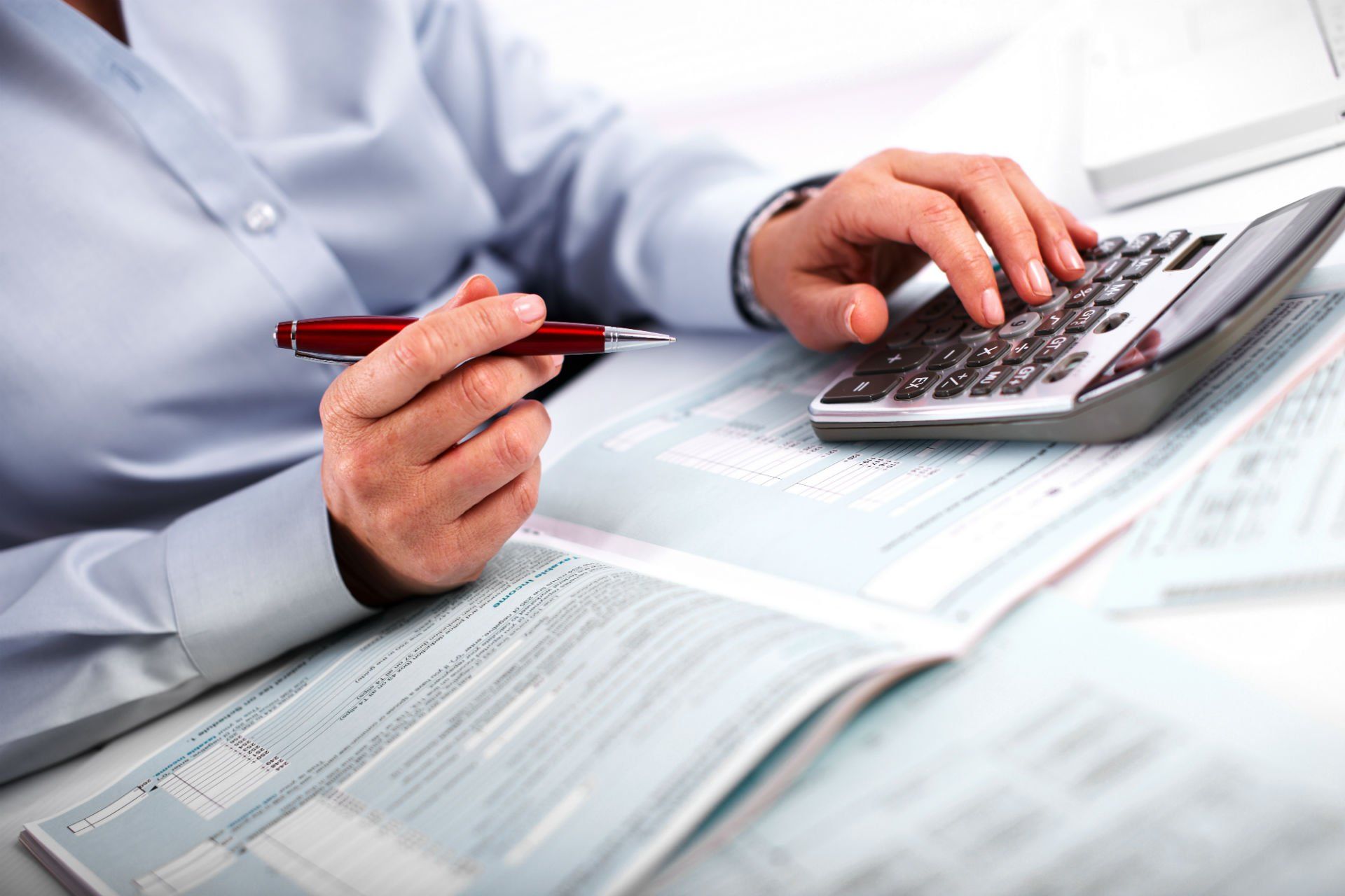 uomo con calcolatrice