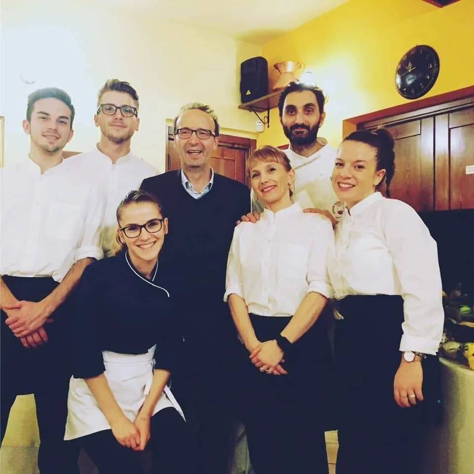 Benigni con staff del ristorante