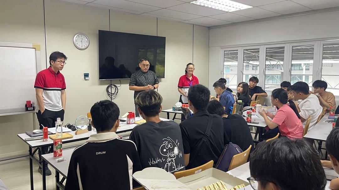 Mr Gan, da Malaysia sharing about competition to the students.