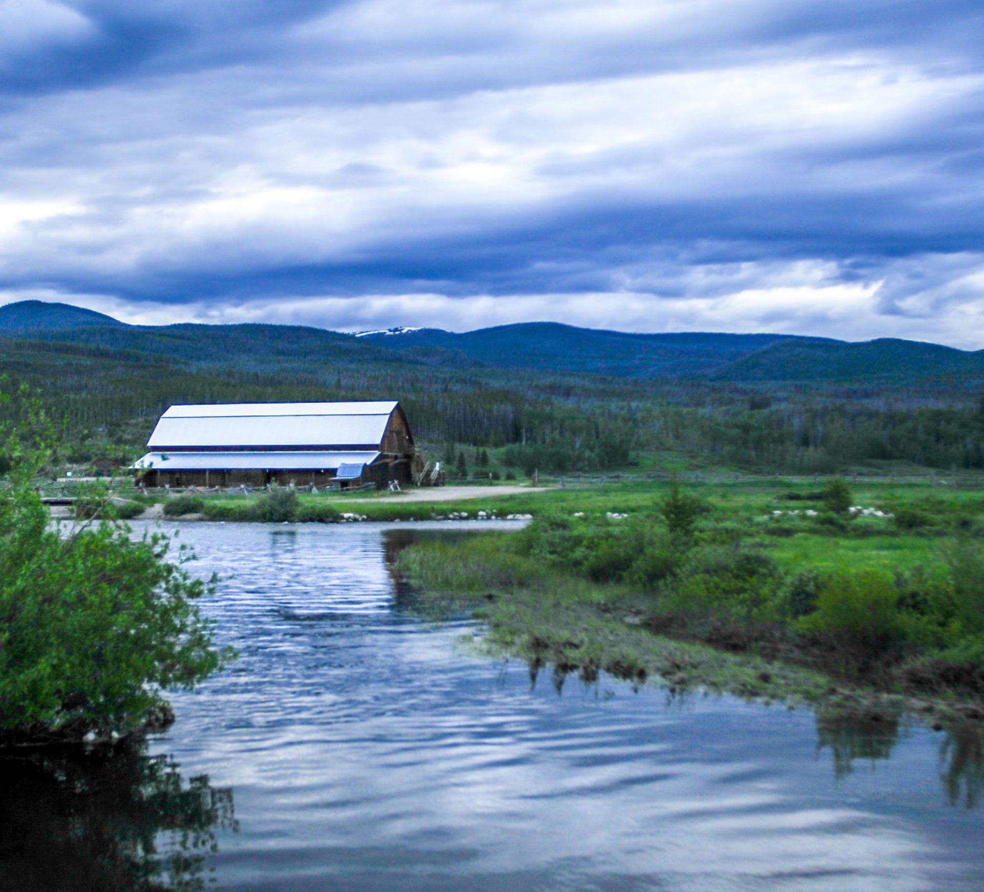 the winding river ranch bible barn near the lake 