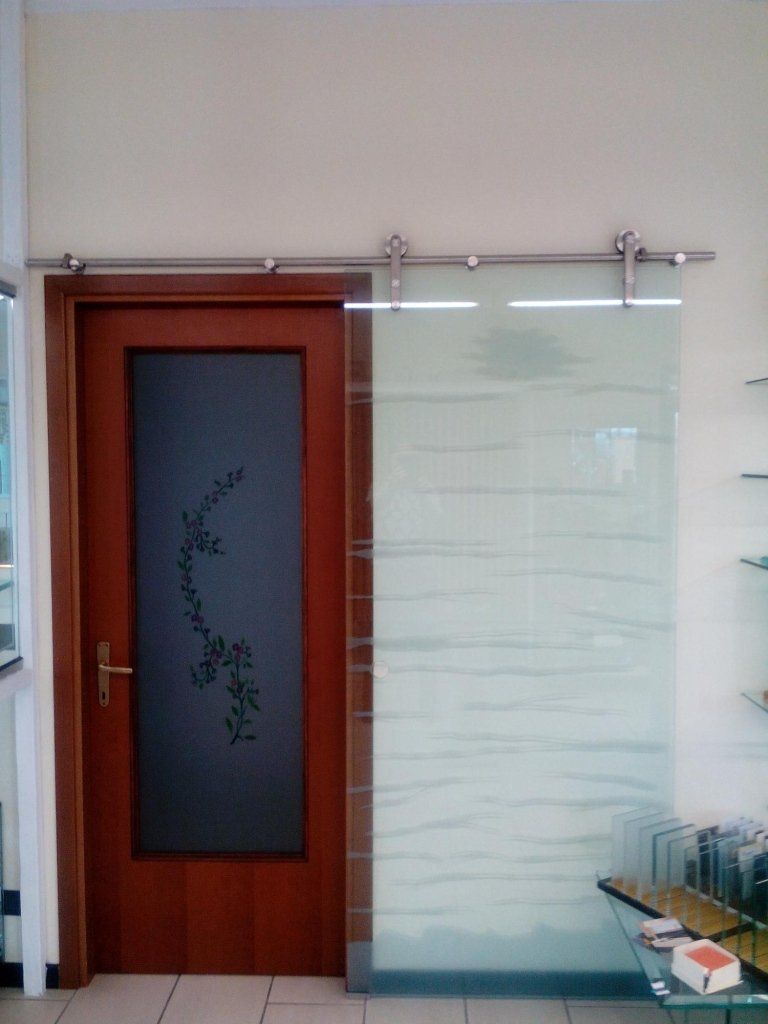 porta scorrevole in vetro con finiture