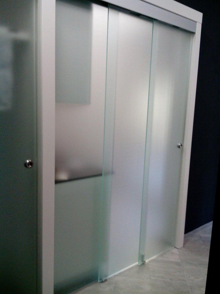 porta scorrevole ufficio in vetro satinato