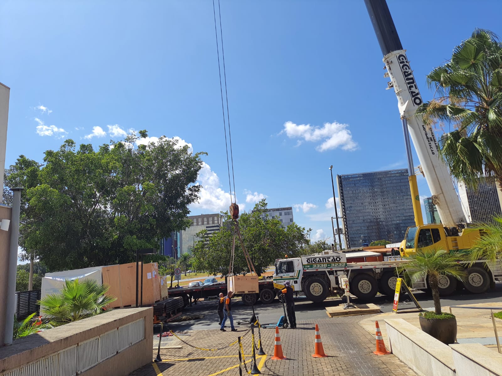 Um grande guindaste está sentado na beira da estrada