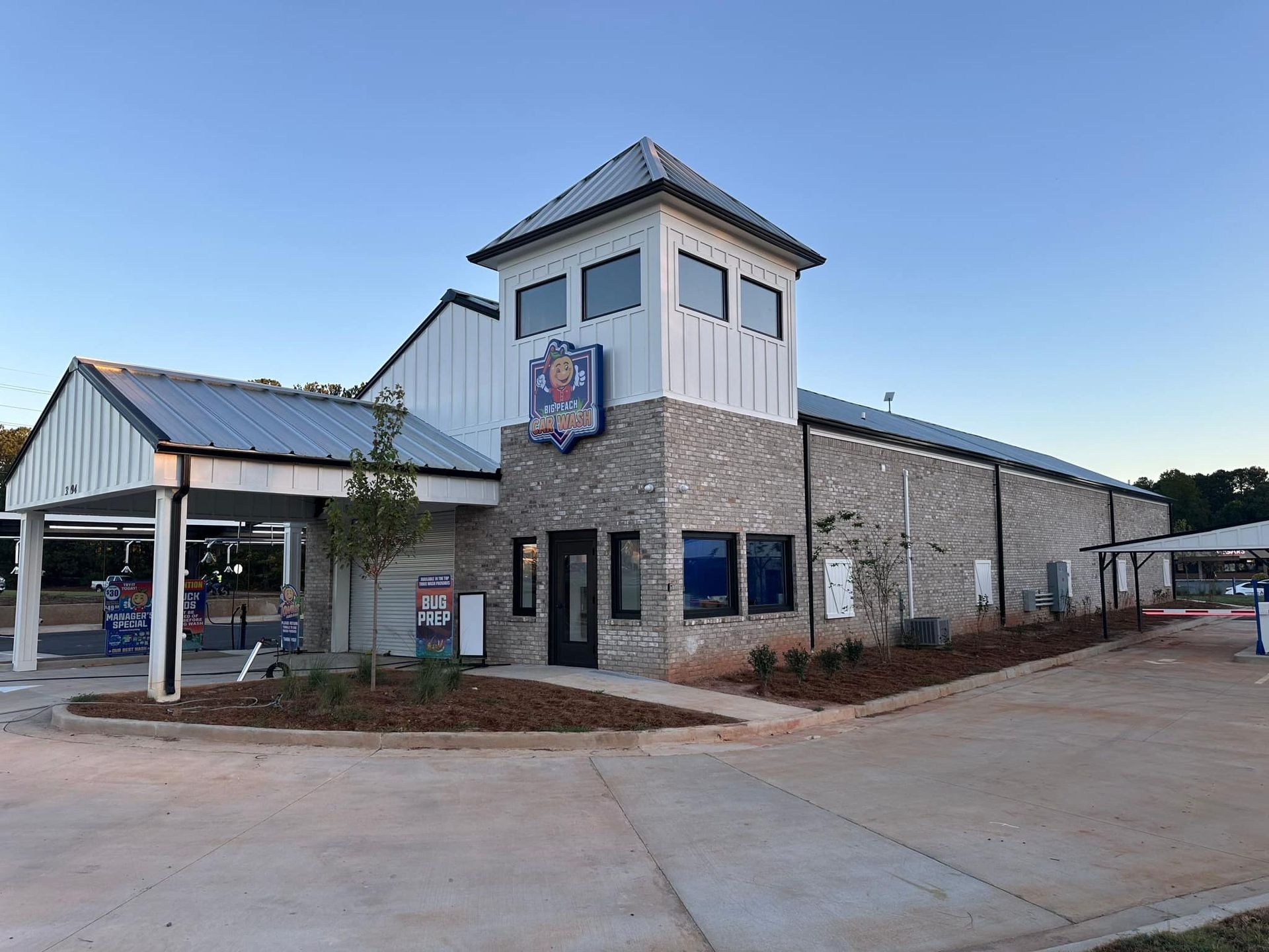 A large building with a tower on top of it.