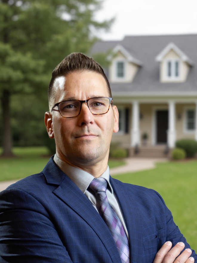 Real estate agent Vince van Wieringen in front of a house, RE/MAX logo.