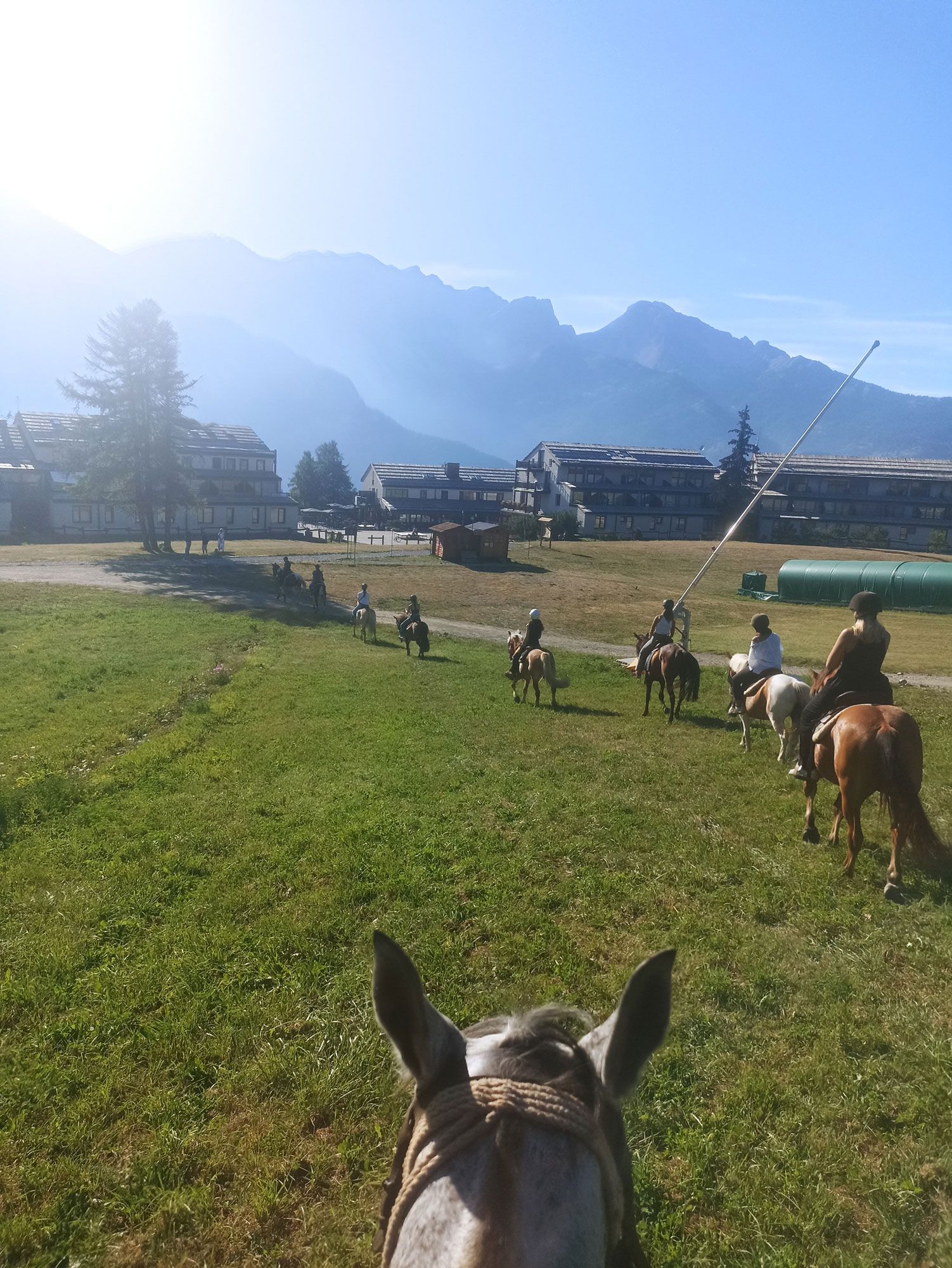 passeggiata a cavallo tra le montagne
