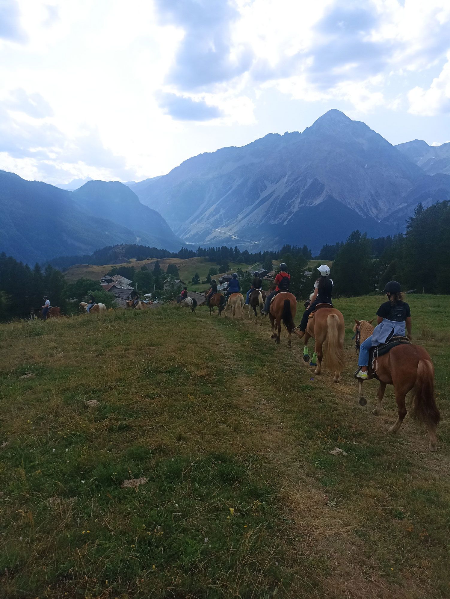 panorama tra le montagne di San Sicario