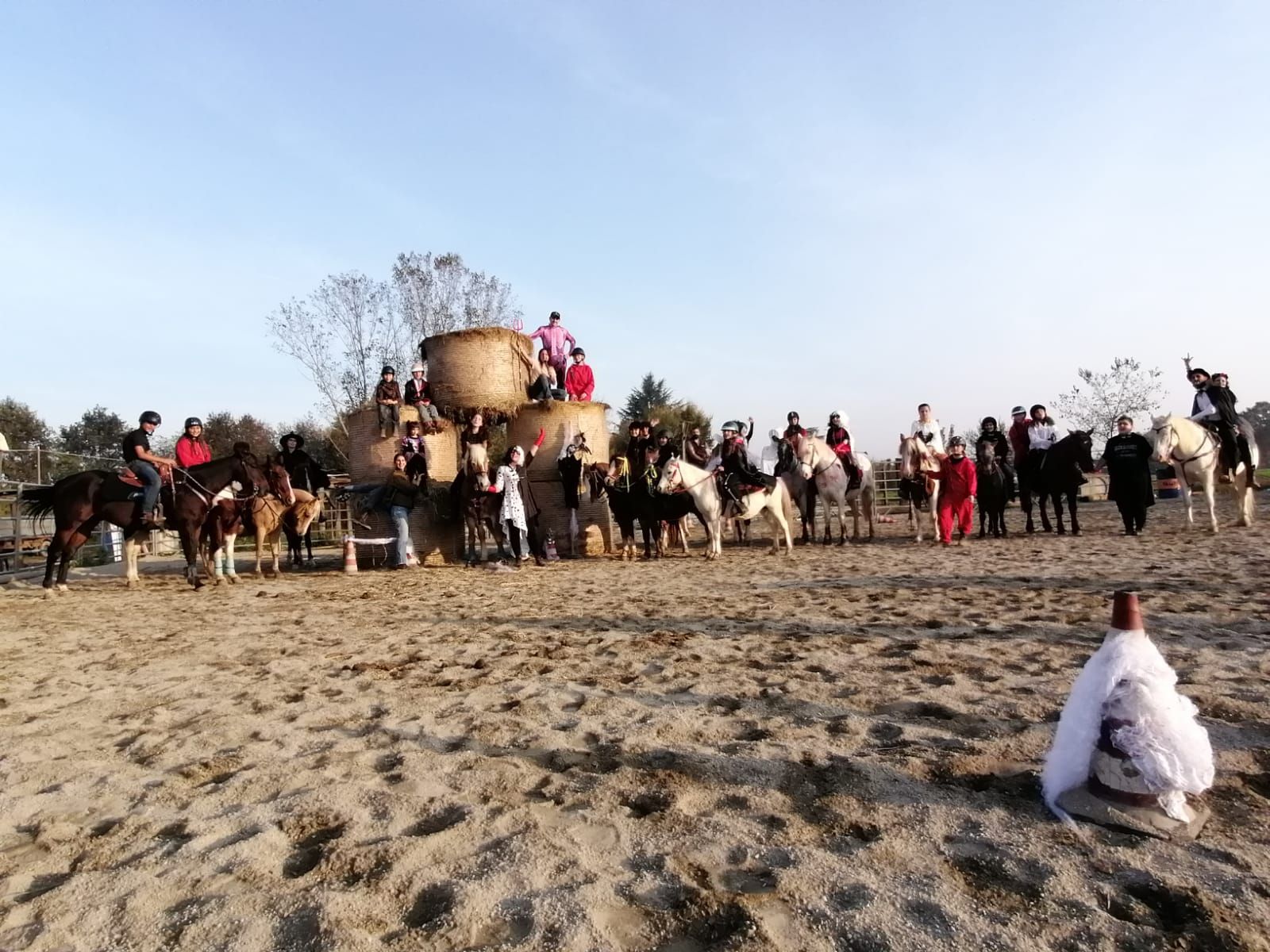 gruppo di persone a cavallo in un'arena