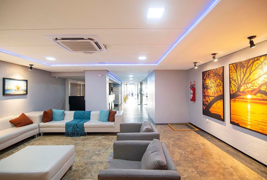 Uma sala de estar com um sofá. Netuanah Praia Hotel