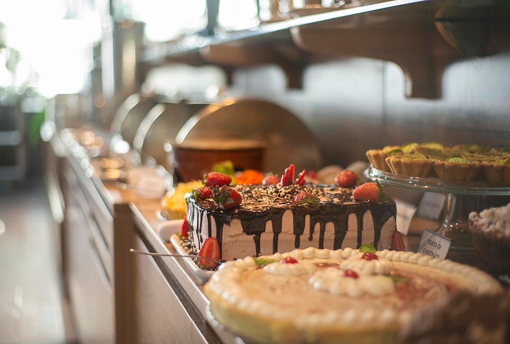 Um buffet com uma variedade de sobremesas. Netuanah Praia Hotel