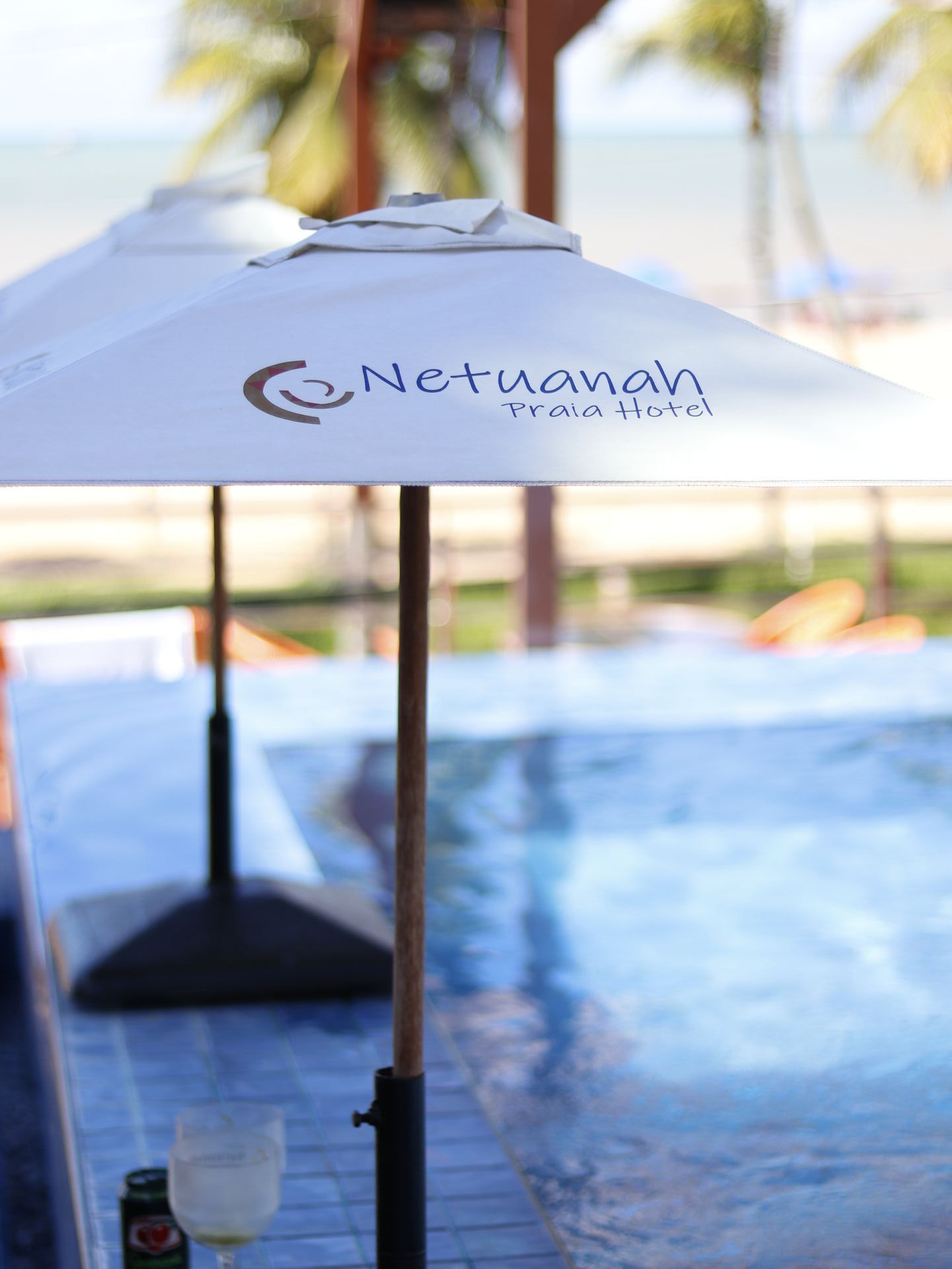 Um guarda-chuva branco. Netuanah Praia Hotel