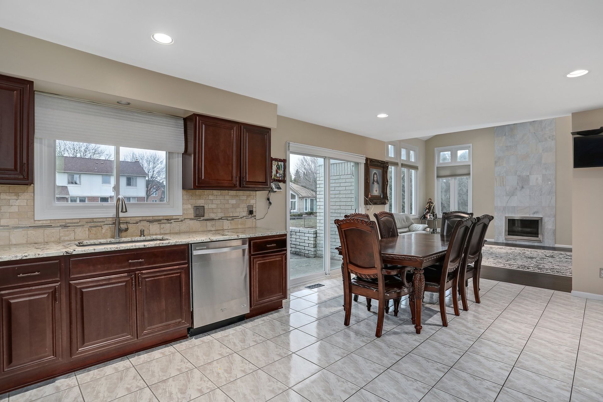 Sterling Heights Real Estate Photography - open kitchen dining room area