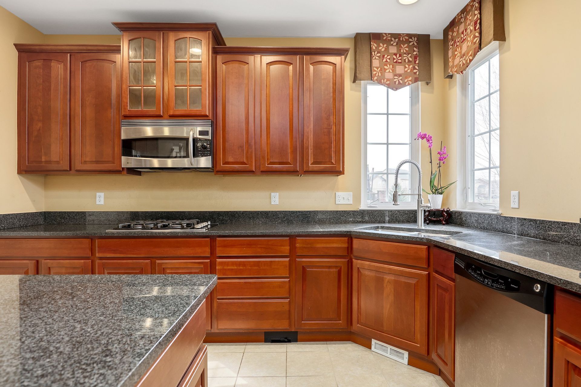  South Lyon Michigan Real Estate Photography - kitchen details   