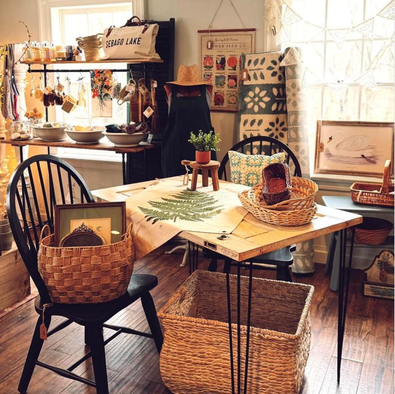 A room with a table and chairs and a sign that says twin lake