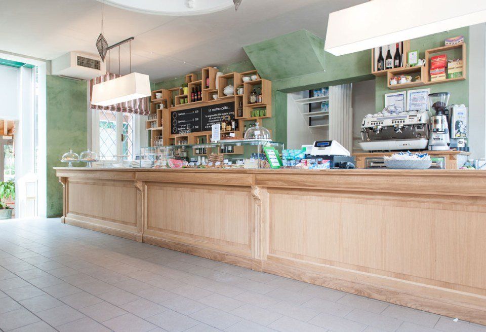 Bancone e pensili in legno all'interno di un bar