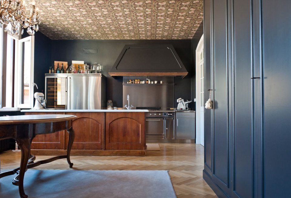 Cucina con arredi in legno e acciaio inox