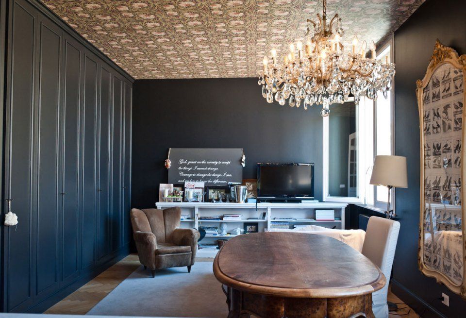 Living in stile classico con ante incorniciate, tavolo in noce e poltrone in pelle