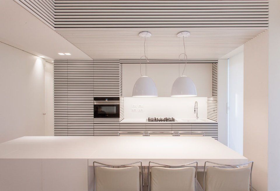 Cucina moderna con tavolo in corian bianco