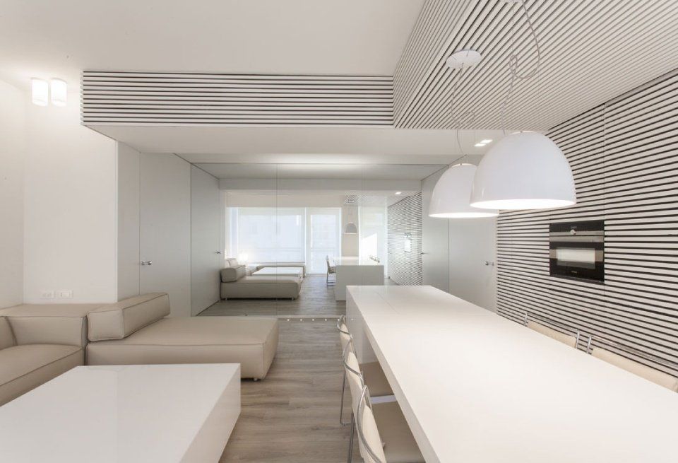 Area living con mobili su misura in stile moderno